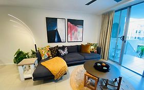 Quiet And Tropical 3 Bedroom Holiday Unit Within Walking Distance To The Strand And Stadium --Non Smoking Property--